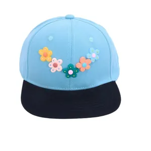 Gorra de béisbol infantil con corona azul, visera plana y cinco flores en 3D