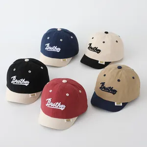 Detalle de cinco gorras de béisbol infantiles con bordado Brother en varios colores mixtos