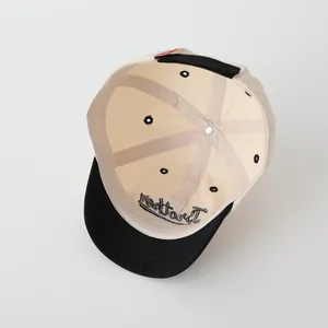 Vista interior de una gorra de béisbol infantil con bordados y costuras reforzadas