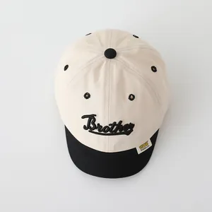 Detalle de gorra infantil con bordado Brother y visera en contraste