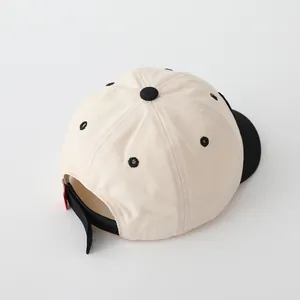 Detalle posterior de gorra de algodón bicolor con correa de velcro ajustable