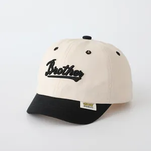 Primer plano de gorra de béisbol para bebé con bordado Brother y etiqueta lateral cosida