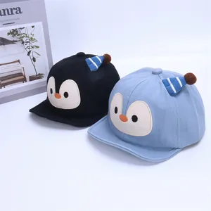 Simpatico cappellino da baseball per neonati con pinguino e corna a strisce 3D morbide