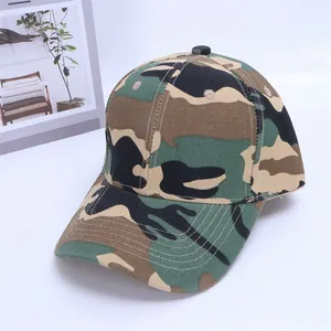 Detailansicht der Camouflage-Baseballkappe mit verstärkten Nähten und Baumwollgewebe
