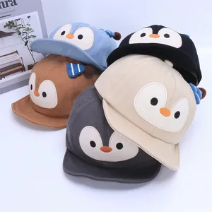 Dettaglio dei cappellini da baseball per bambini con pinguino in cinque colori diversi