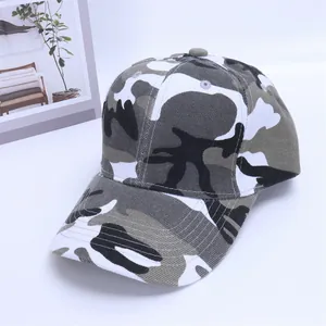 Detailansicht der Camouflage Baseballkappe mit Sechs-Panel-Design und gebogenem Schirm