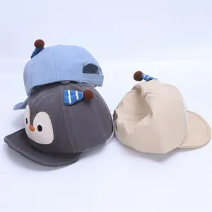 Set di tre cappellini da baseball per neonati in blu, grigio e beige con ricamo