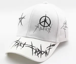 Dettaglio cappellino da baseball bianco con stampa graffiti nera e stile punk street