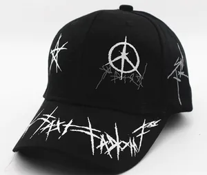 Dettaglio di motivi graffiti e calligrafia bianca sulla visiera del cappellino nero