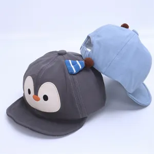 Cappellino da baseball in cotone per neonati con ricamo pinguino e dettaglio 3D a righe