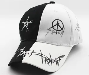 Dettaglio di un cappello da baseball bicolore bianco e nero con stampa graffiti