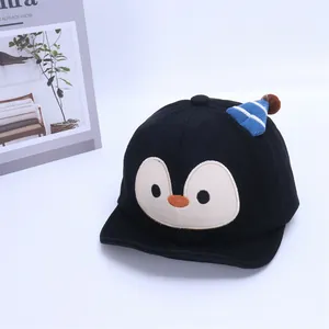 Dettaglio ravvicinato di un cappello da baseball nero per neonati con ricamo pinguino