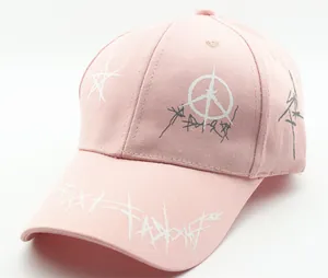 Dettaglio del berretto rosa in cotone con graffiti street e motivi a stella