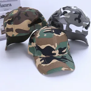 Drei verschiedene Camouflage-Baseballkappen in Dschungel- und Stadtmustern mit gebogenem Schirm