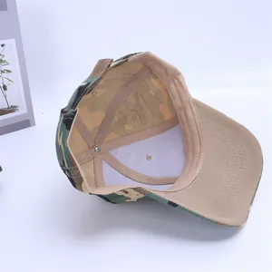 Detailansicht der Innenseite einer Camouflage-Cap mit Nähten und 6-Panel-Struktur