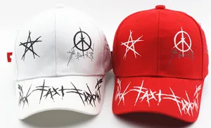 Vista dettagliata di cappellini da baseball in cotone rosso e bianco con motivi graffiti