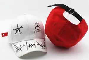 Vista frontale del cappello bianco graffiti e vista posteriore del berretto rosso