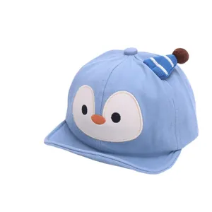 Berretto da baseball azzurro per neonati con ricamo pinguino e mini cappello decor