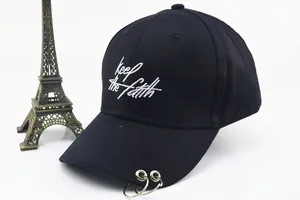 Détail de la casquette en coton noir avec broderie Keep the Faith et anneaux métal