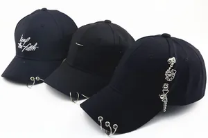 Lot de trois casquettes noires en coton avec anneaux métalliques et broderie