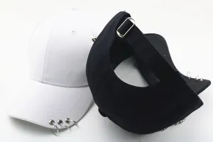 Détail de casquettes enfant en coton avec anneaux métalliques et sangle réglable