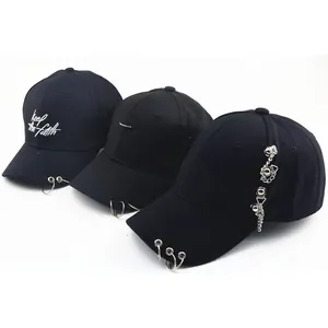 Trois casquettes de baseball noires avec anneaux en métal et broderie lettrage