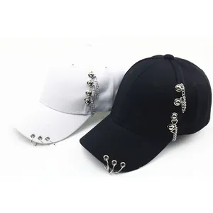 Casquettes de baseball hip hop pour enfants avec anneaux métalliques et chaînes en noir et blanc