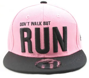 Détail de la broderie RUN rose et noire sur une casquette snapback pour enfants