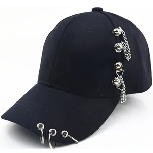 Casquette hip hop noire pour enfants avec anneaux métalliques et chaînes décoratives