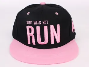 Casquette hip-hop enfant avec broderie RUN rose et bord plat en contraste noir-rose