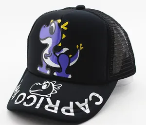 Detalle de gorra trucker negra infantil con dinosaurio de dibujos animados y rejilla