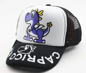 Detalle de gorra infantil con dinosaurio morado y malla transpirable en la parte trasera