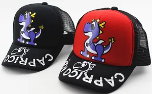 Detalle de gorra trucker infantil con malla transpirable y estampado de dinosaurio