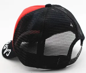 Detalle de gorra trucker infantil roja y negra con malla transpirable y cierre ajustable