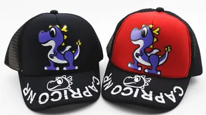 Detalle de gorras de malla para niños con parches de dinosaurios y estampado de letras