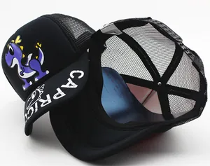 Detalle macro de la correa ajustable y la red trasera en la gorra de dinosaurio infantil