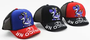 Detalle de gorras trucker de malla para niños con estampado de dinosaurio y red transpirable