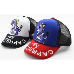 Gorras trucker de rejilla para niños con dibujo de dinosaurio en colores negro y rojo
