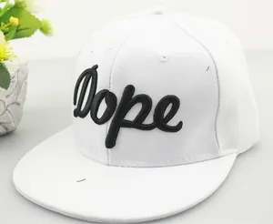 Dettaglio del ricamo 3D Dope nero su un cappellino snapback bianco
