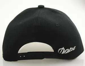 Vista dettagliata del retro di un cappellino hip-hop nero con ricamo Dope e cinturino