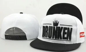 Détails avant et arrière de la casquette snapback avec broderie couronne et sangle