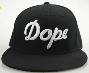 Dettaglio del ricamo 3D bianco Dope su cappellino snapback nero in twill di qualità