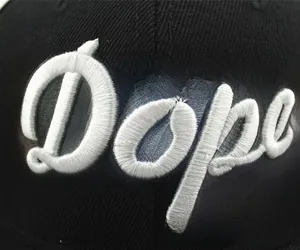 Dettaglio del ricamo bianco 3D su un cappellino da baseball nero in stile street