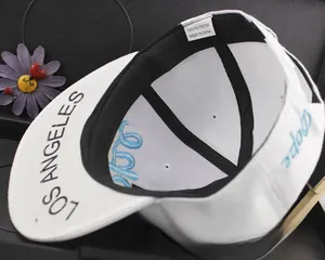 Dettaglio cappello snapback bianco con stampa Los Angeles e ricamo Dope laterale