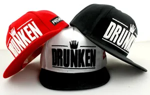 Détail de casquettes snapback pour enfants avec broderie couronne 3D et texte Drunken