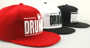 Détail de la broderie 3D de couronne sur des casquettes hip-hop à visière plate en coton