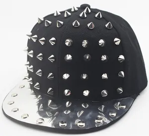 Détail de casquette noire avec clous argentés et visière métallique brillante
