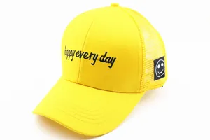 Detail der gelben Mesh-Basecap mit Happy Every Day Bestickung und Smile-Aufnäher
