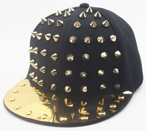 Détail de casquette hip-hop avec clous dorés et visière métallique dorée brillante
