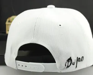 Vista posteriore del cappellino snapback bianco con ricamo Dope nero sul lato